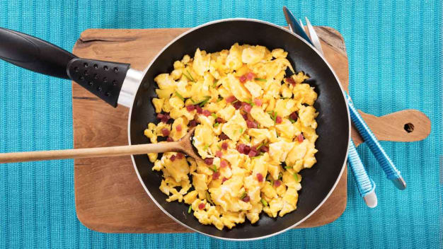 scrambled eggs non stick pan